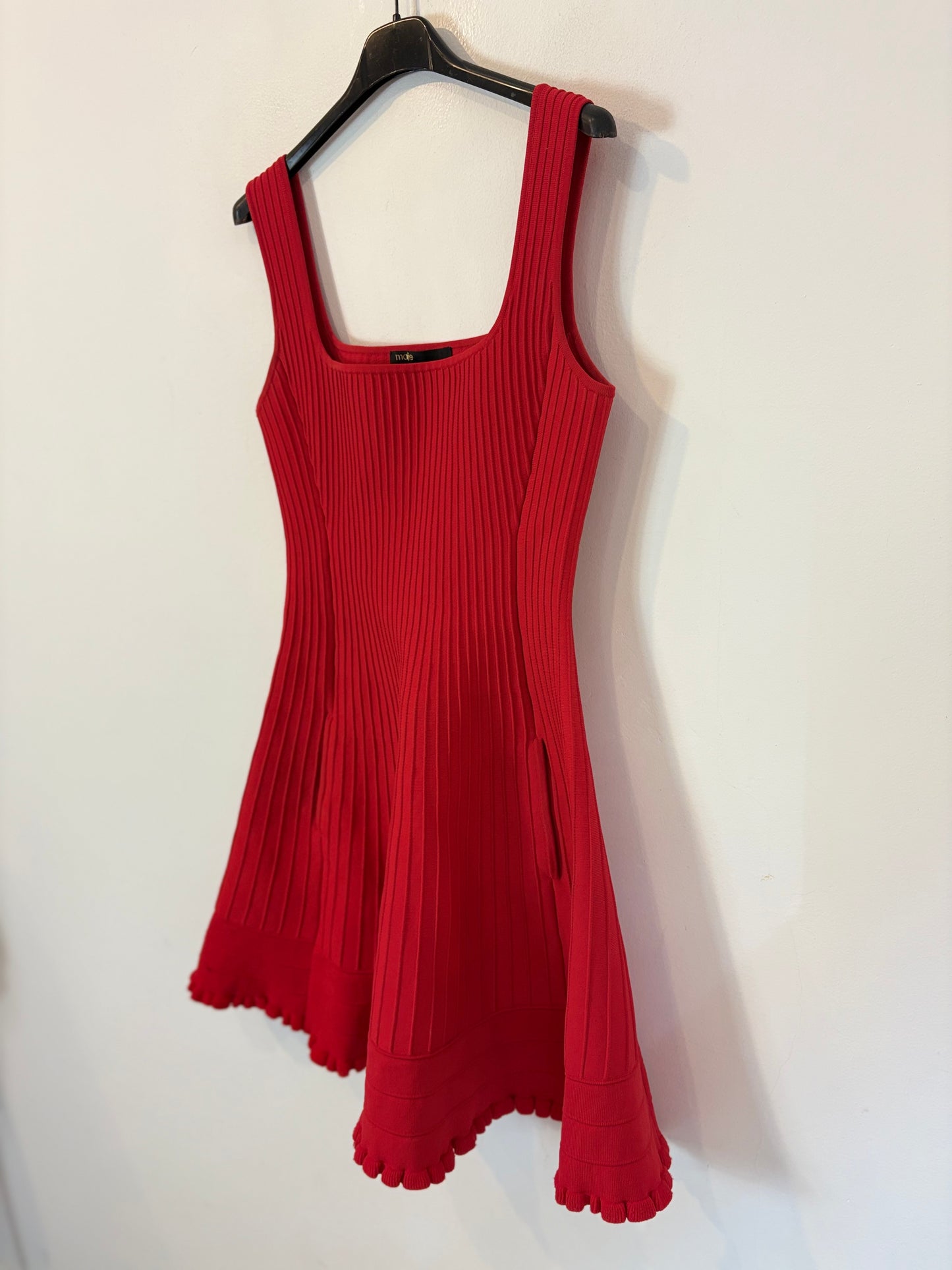 MAJE. Vestido rojo punto canalé