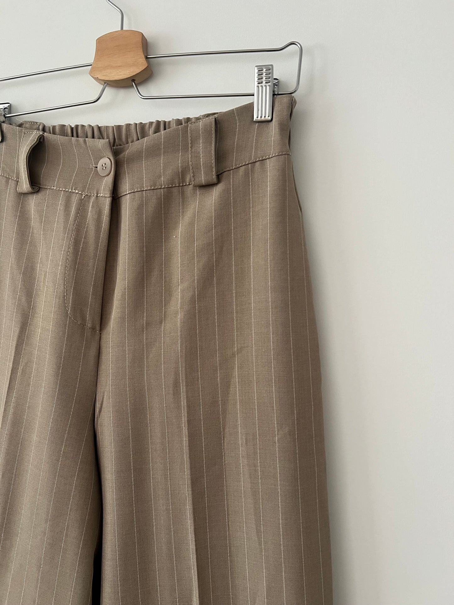 FLORIA. Conjunto beige rayas
