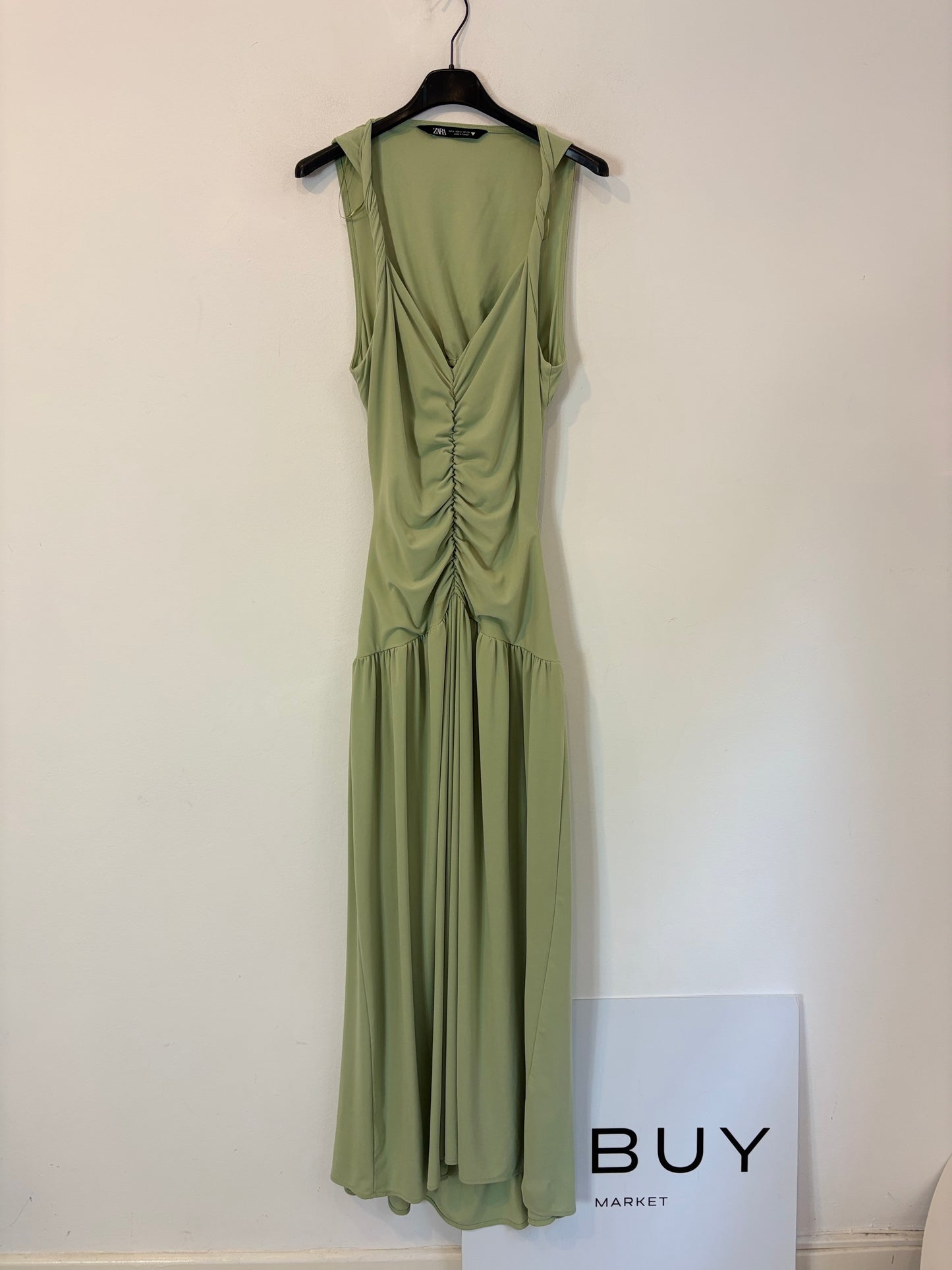 ZARA. Vestido verde fruncido