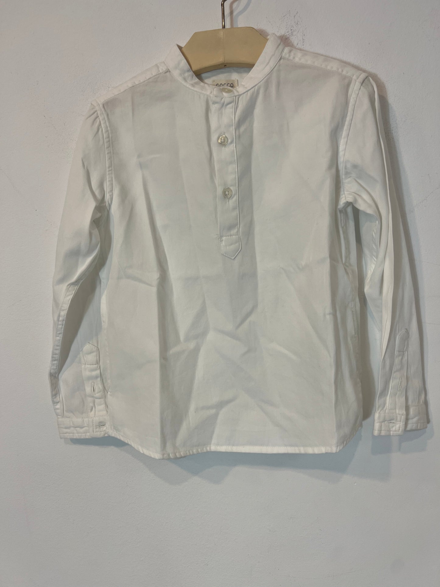 GOCCO. Camisa blanca cuello mao. T 5-6 años