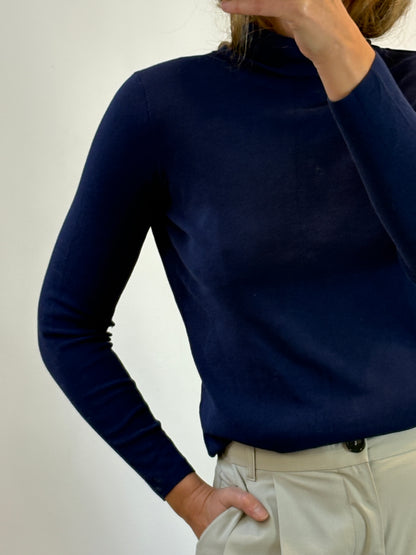 PURIFICACIÓN GARCIA. Jersey azul cuello vuelto