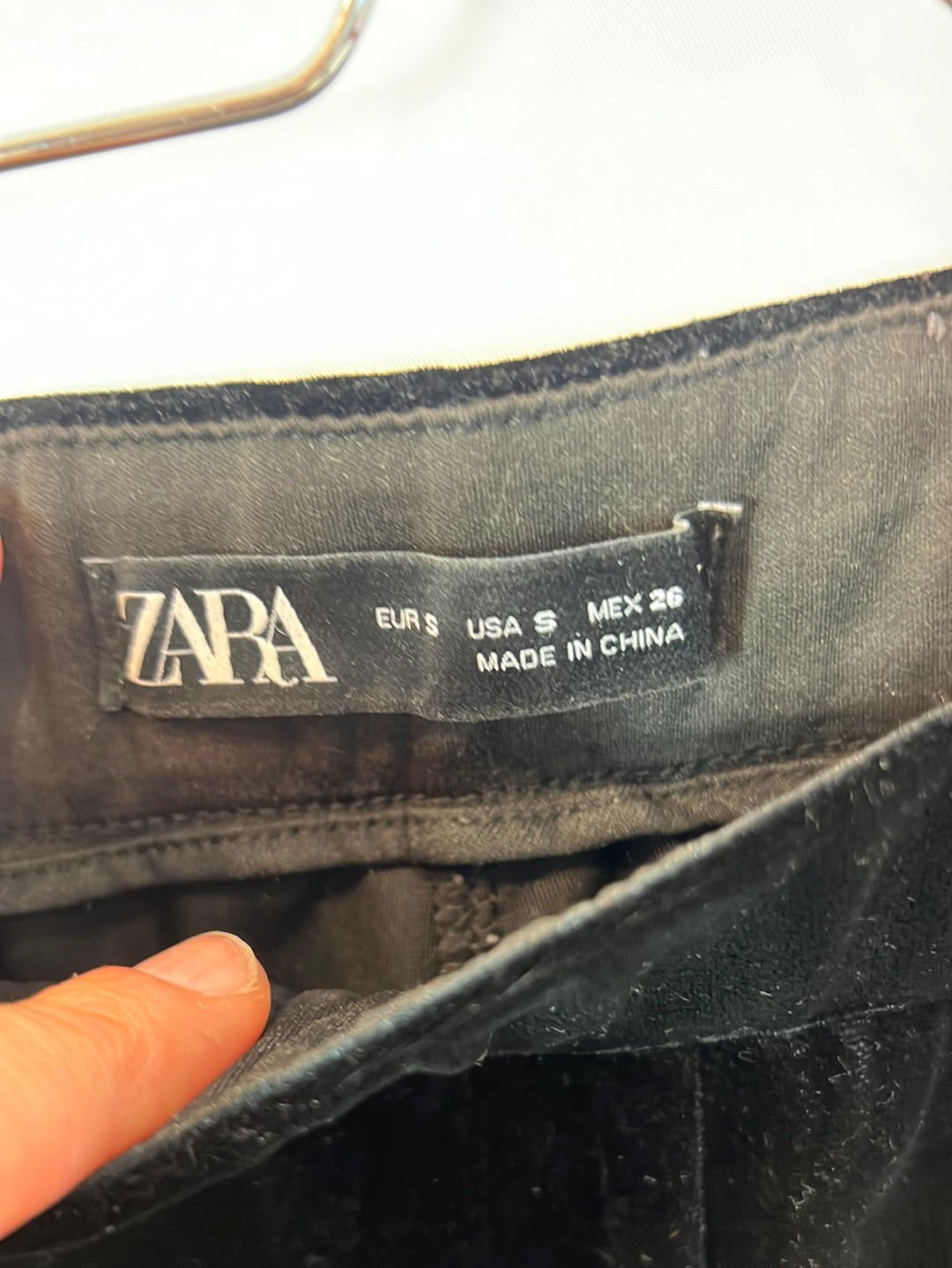 ZARA. Pantalón campana terciopelo. T S