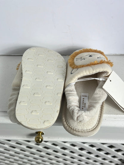 ZARA. Zapatillas acolchadas leon. T 28/29