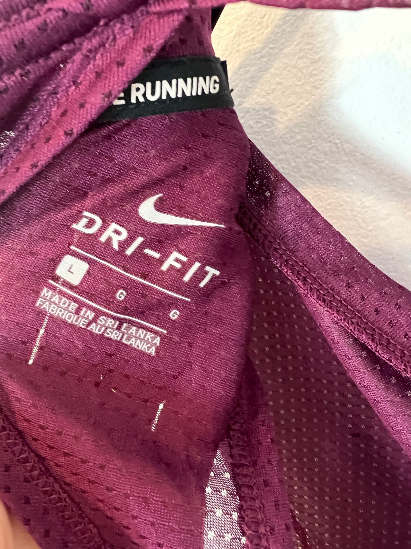 NIKE. Top burdeos running. T L