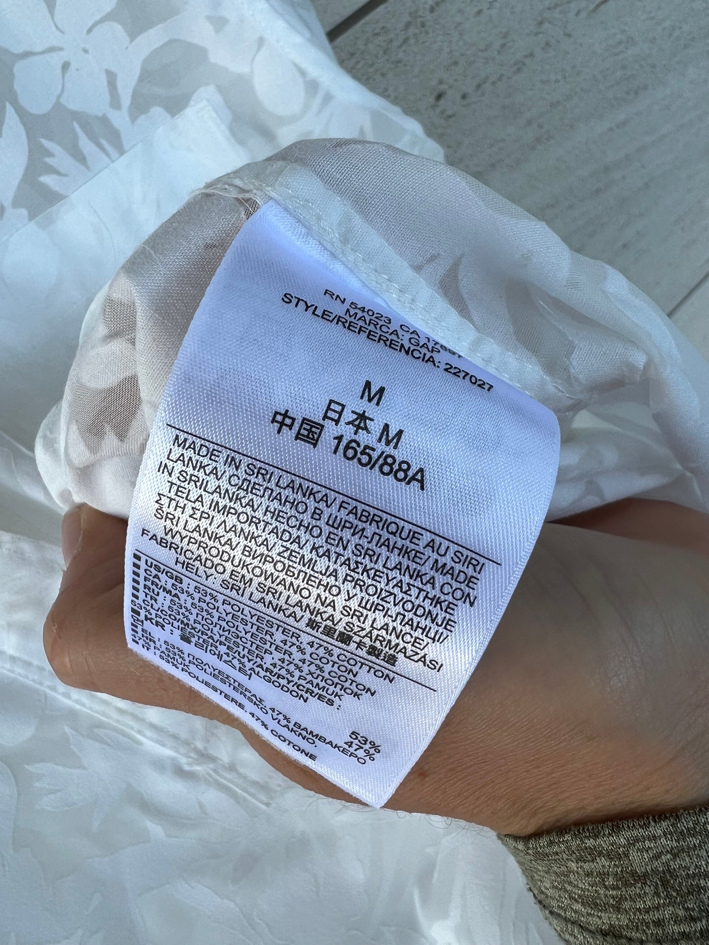 GAP. Blusa blanca dibujos semi transparente. T M