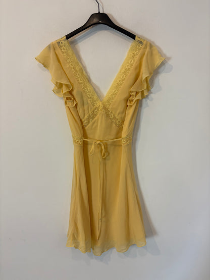 RÉALISATION. Vestido corto seda encajes. T M