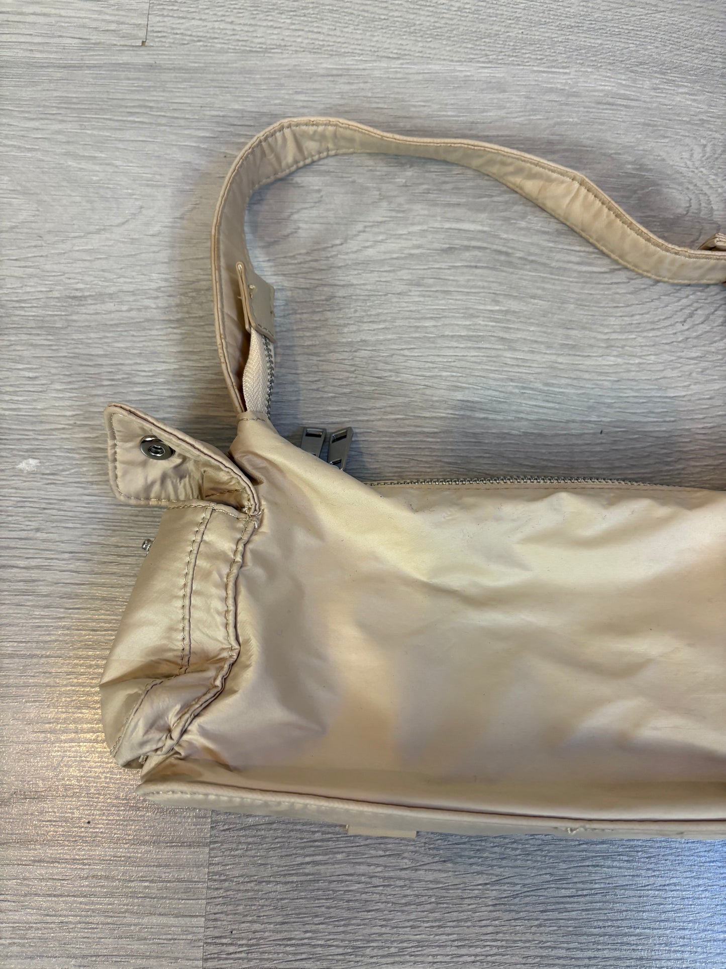 ZARA. Bolso hombro beige bolsillos