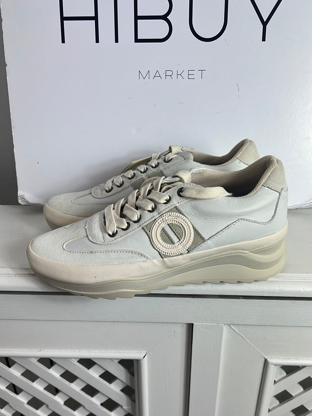 ARO. Zapatillas cordones beiges y blanco. T 38