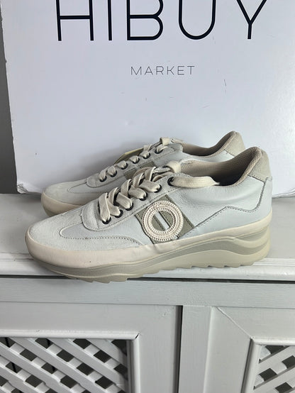 ARO. Zapatillas cordones beiges y blanco. T 38