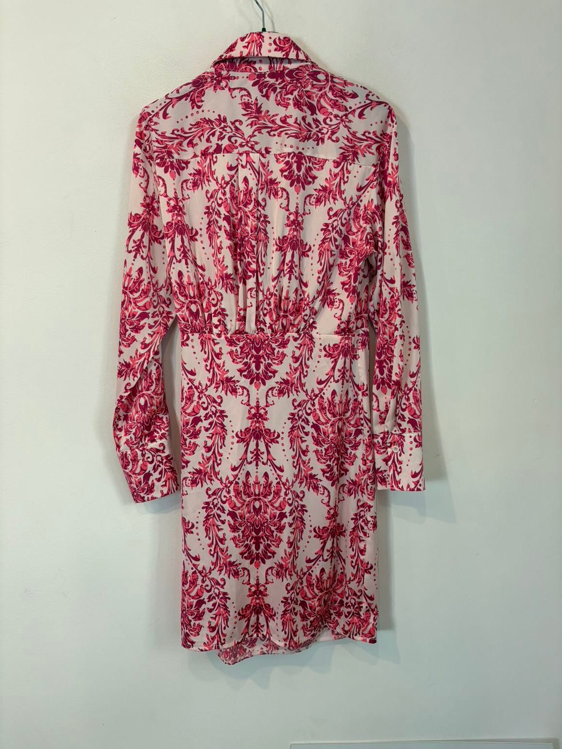 SEE IOU Juan Avellaneda. Vestido corto cruzado estampado rosa