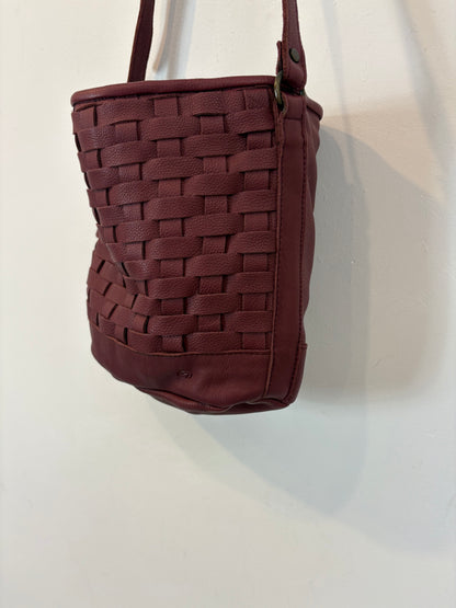 MICUIR. Bolso piel trenzada burdeos