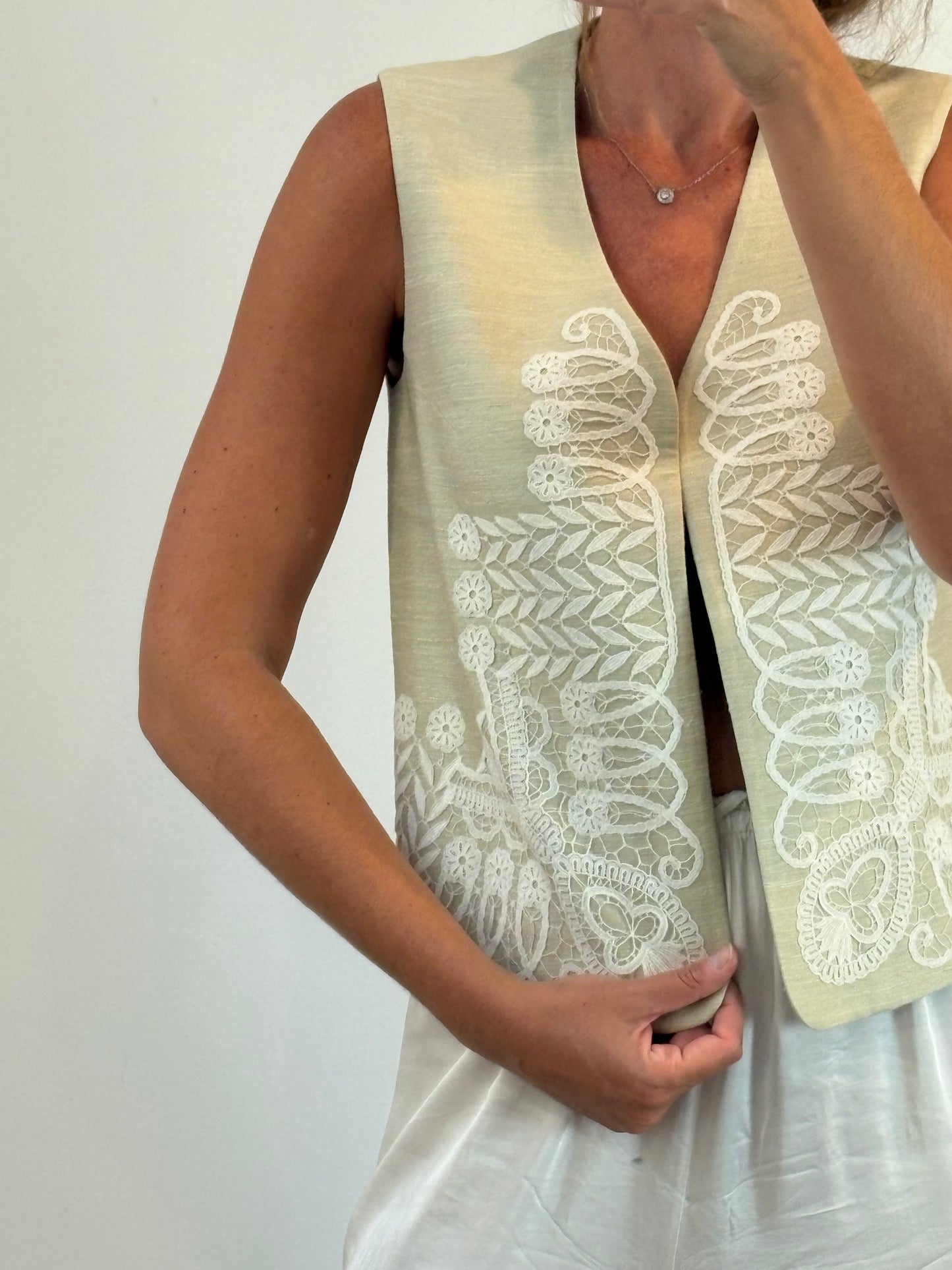 VILSHENKO. Chaleco seda bordados. T 8 (M)