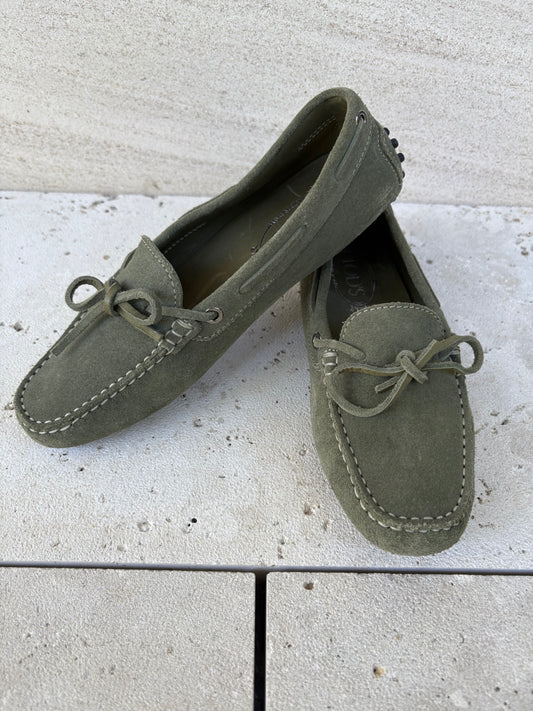 TOD´S . Mocasines piel en verde.  37..5
