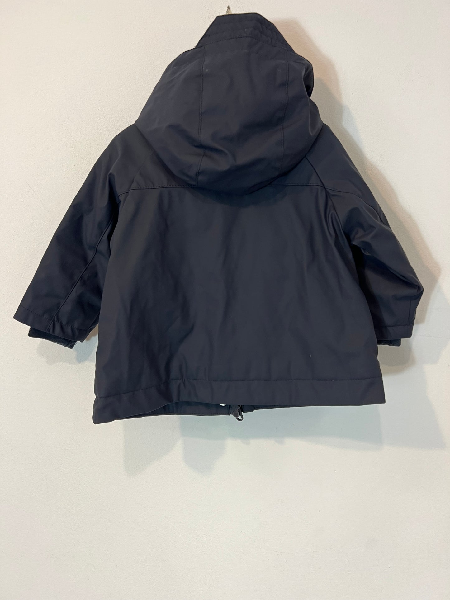 ZARA. Abrigo azul impermeable. T 9-12 meses