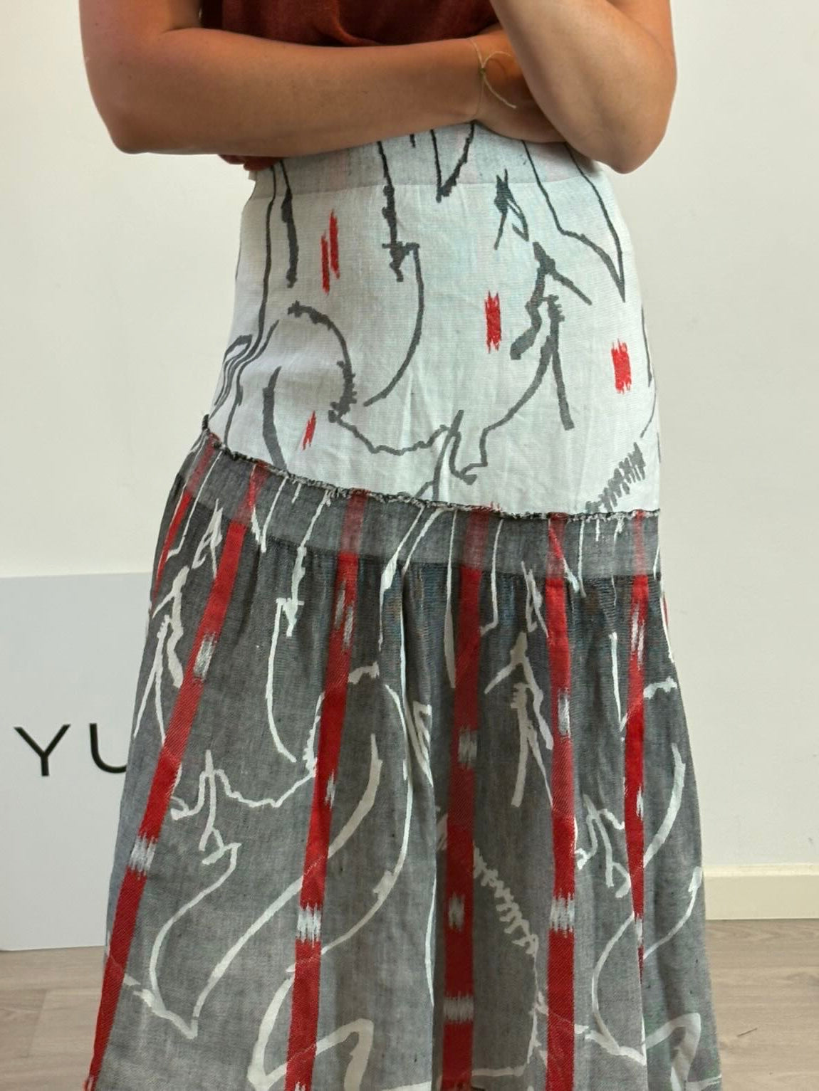 MAROLA. Falda midi estampada  bordados