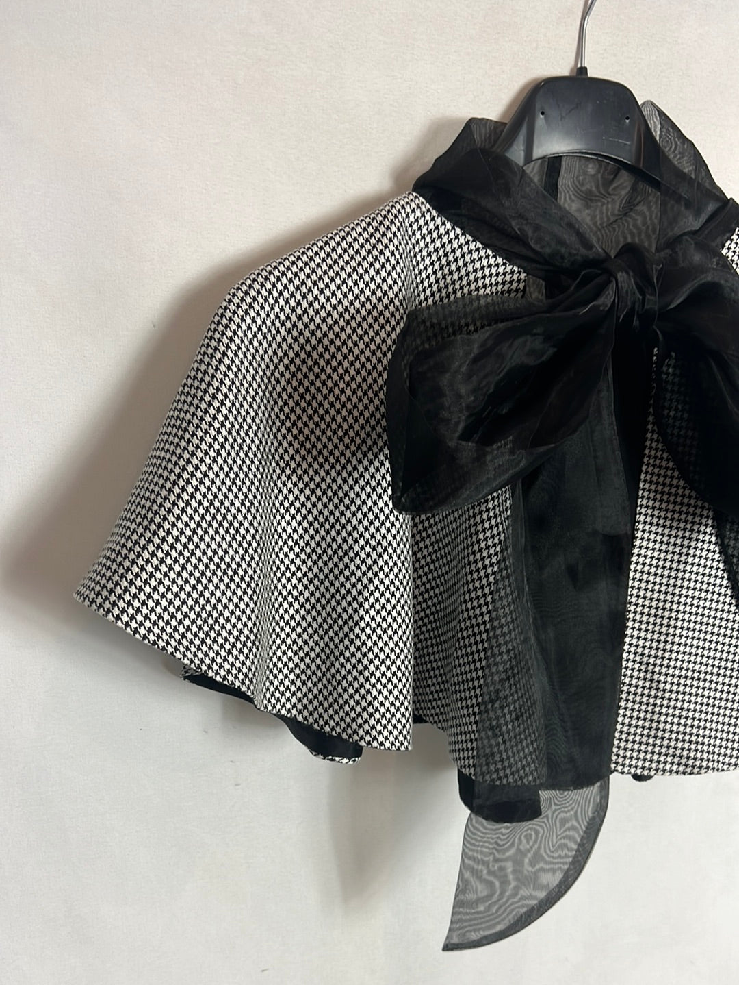 OTRAS. Cuello efecto capa pata de gallo. T U