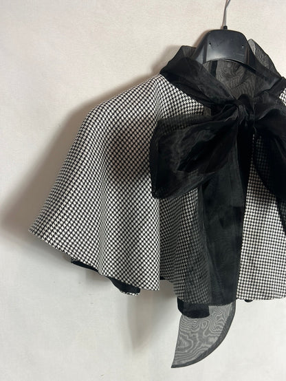 OTRAS. Cuello efecto capa pata de gallo. T U