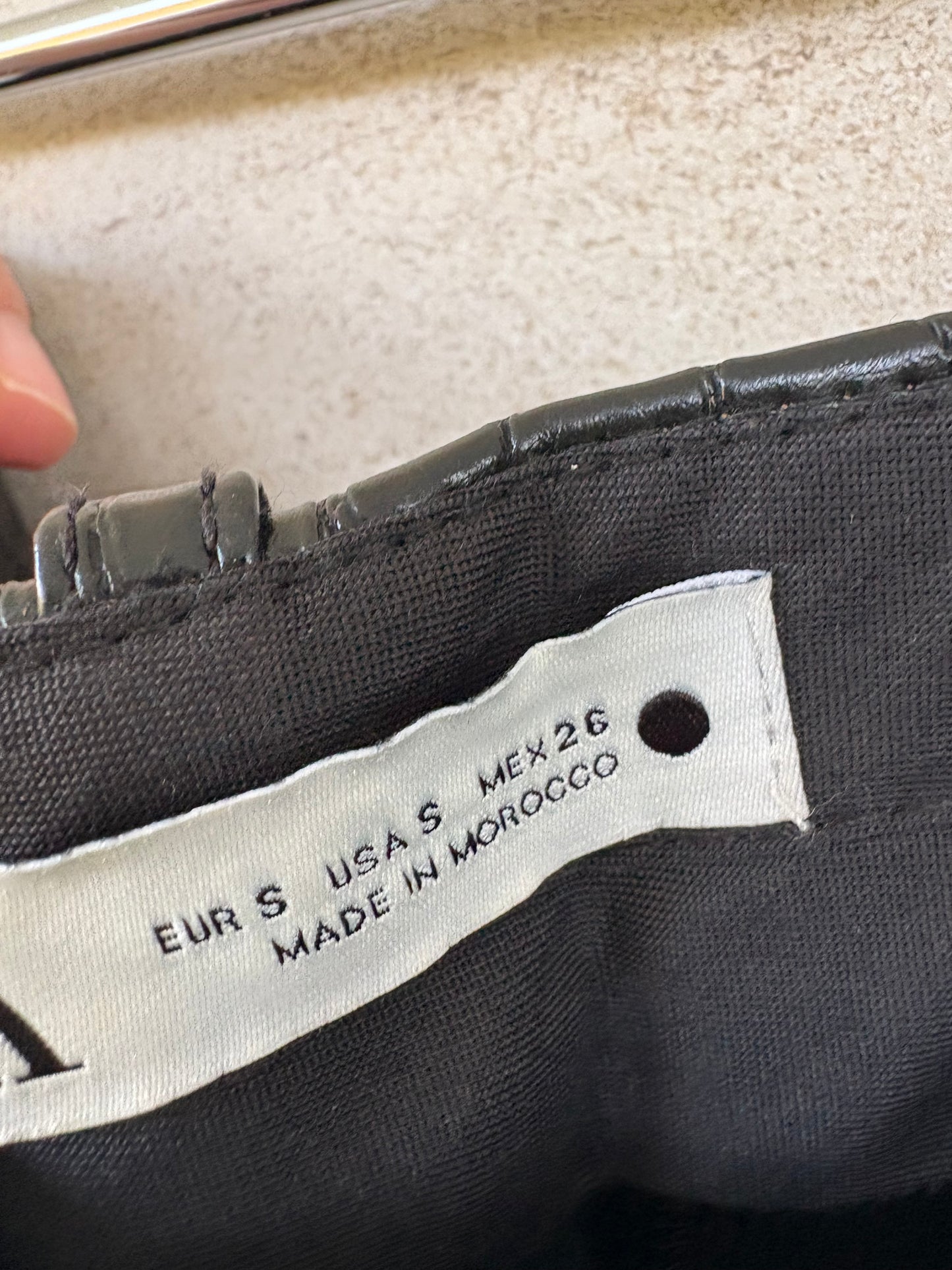 ZARA. Pantalón negro piel troquelada