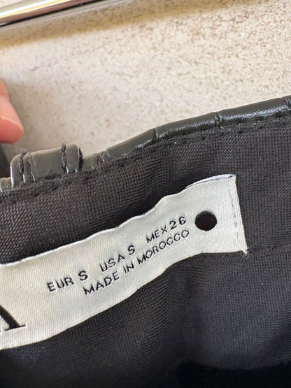 ZARA. Pantalón negro piel troquelada