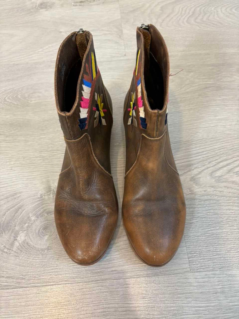 CYNTHIA VINCENT. Botines piel bordados. T 38