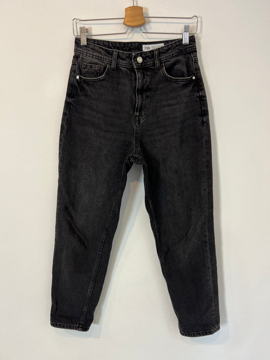 ZARA. Denim estilo momfit gris oscuro. T 36