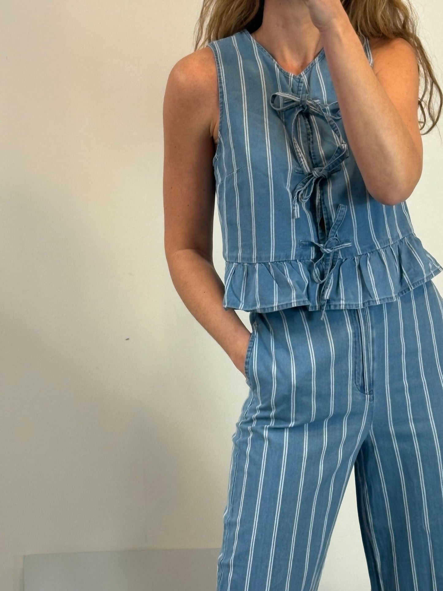 DES PETITS HAUTS. Conjunto denim ligero rayas