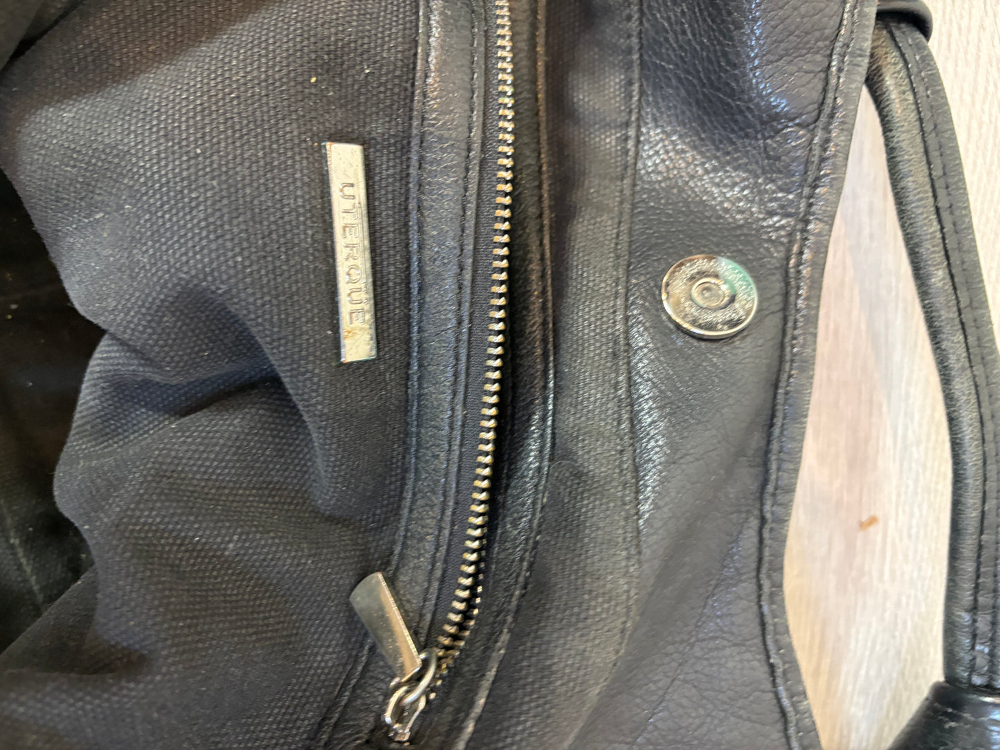 UTERÜE. Bolso negro piel shopper