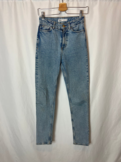 ZARA. Pantalón denim efecto desgastado T.34