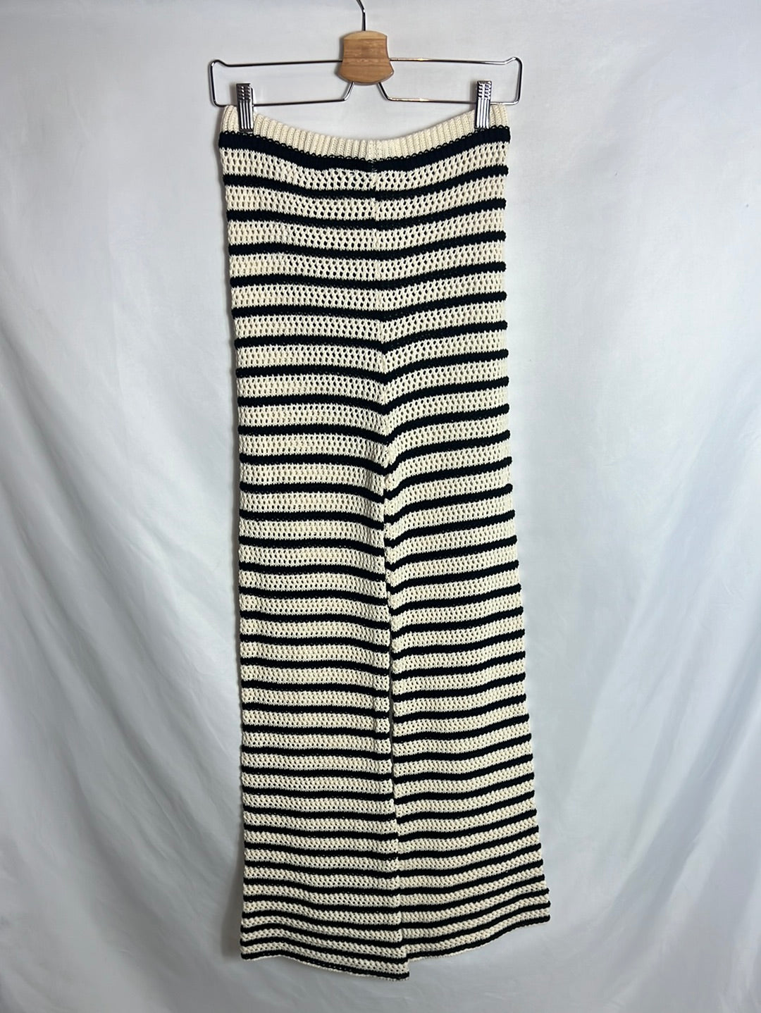 ZARA. Pantalón crochet beige y negro. T M