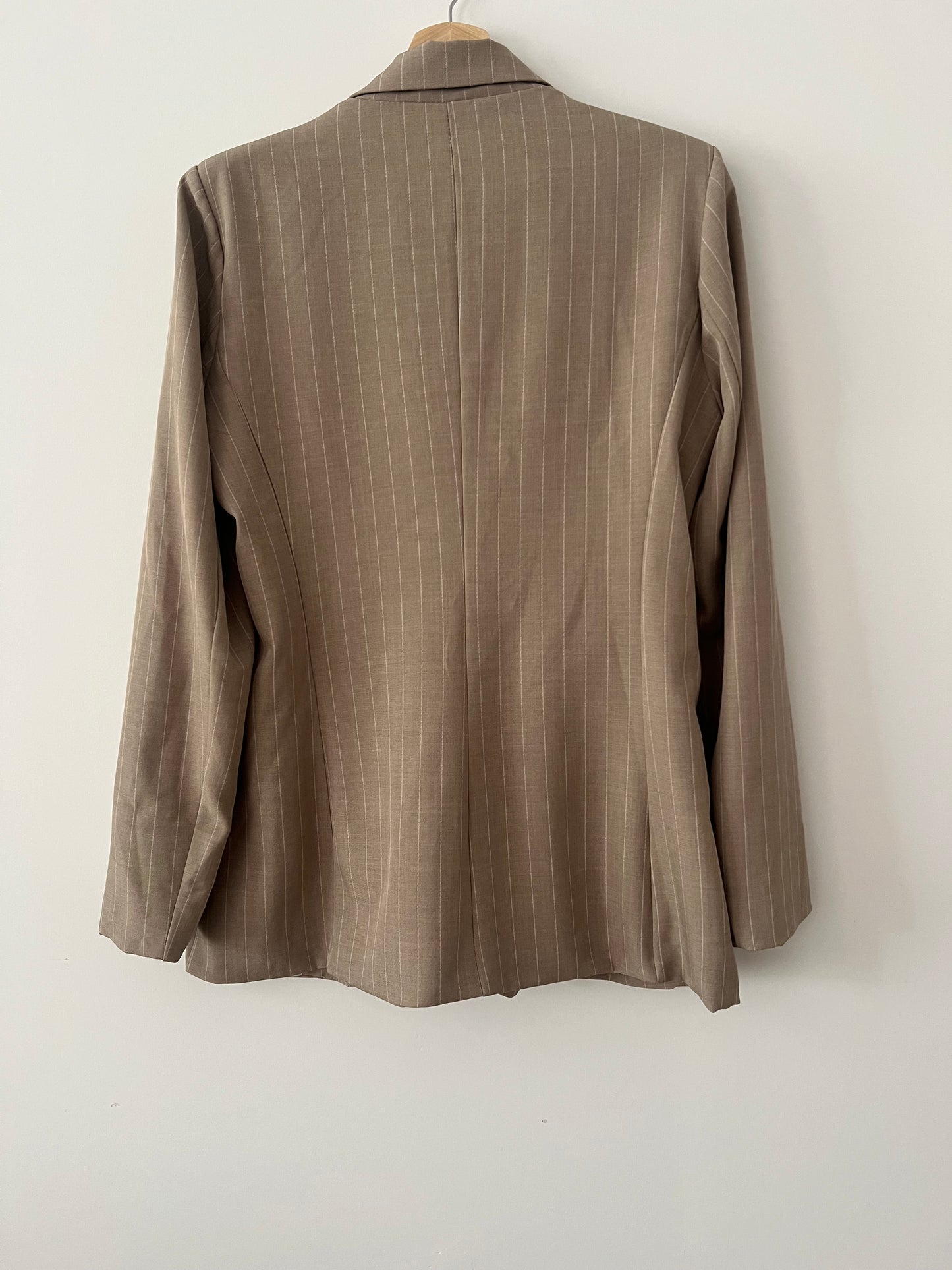 FLORIA. Conjunto beige rayas