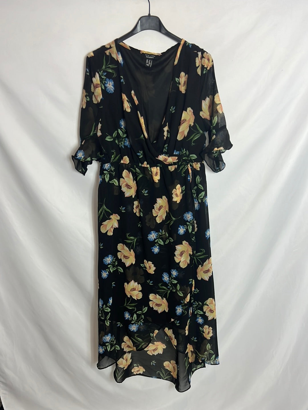 NEW LOOK MATERNITY. Black asymmetric floral dress. T 38
