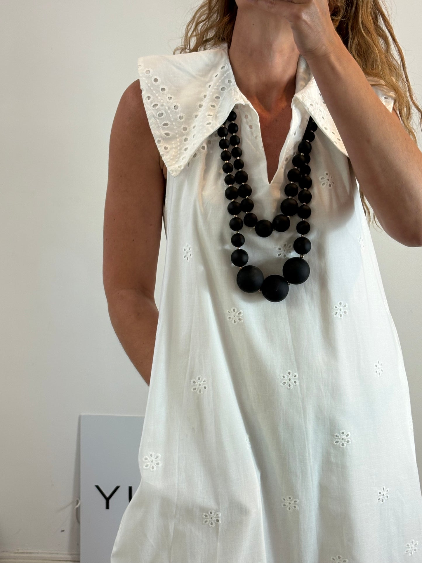 Collar negro bolas