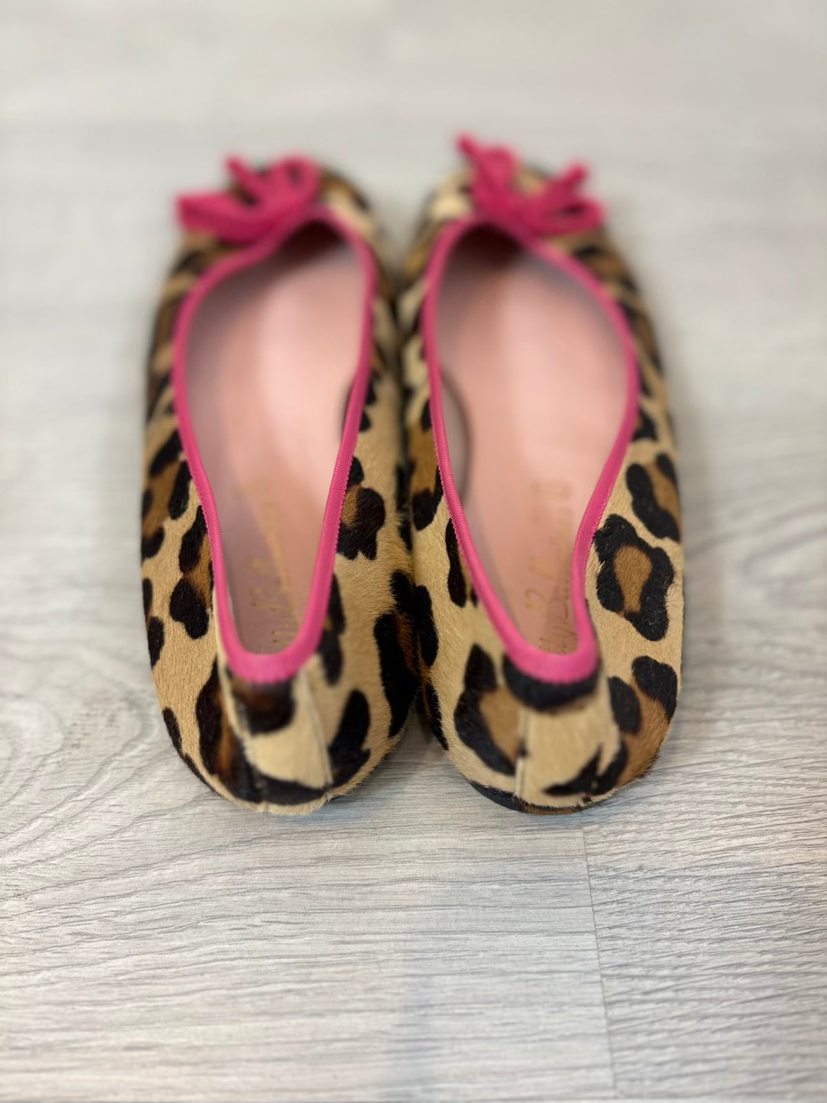 PRETTY BALLERINAS. Bailarinas piel textura detalles en fucsia. T 38