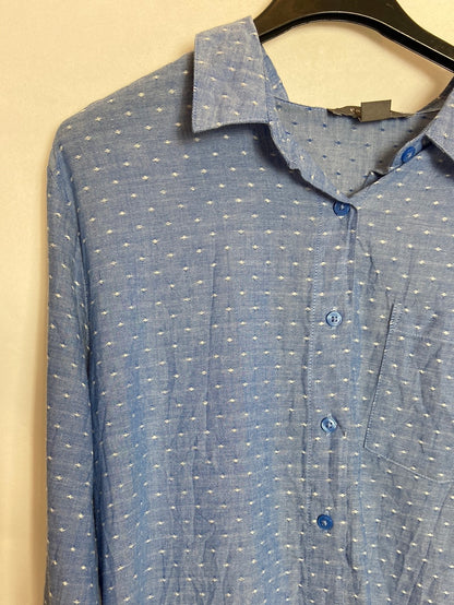 PRIMARK. Camisa azul topitos T.40