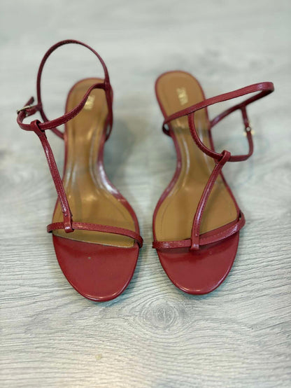 ZARA. Sandalia tiras rojiza. T 38