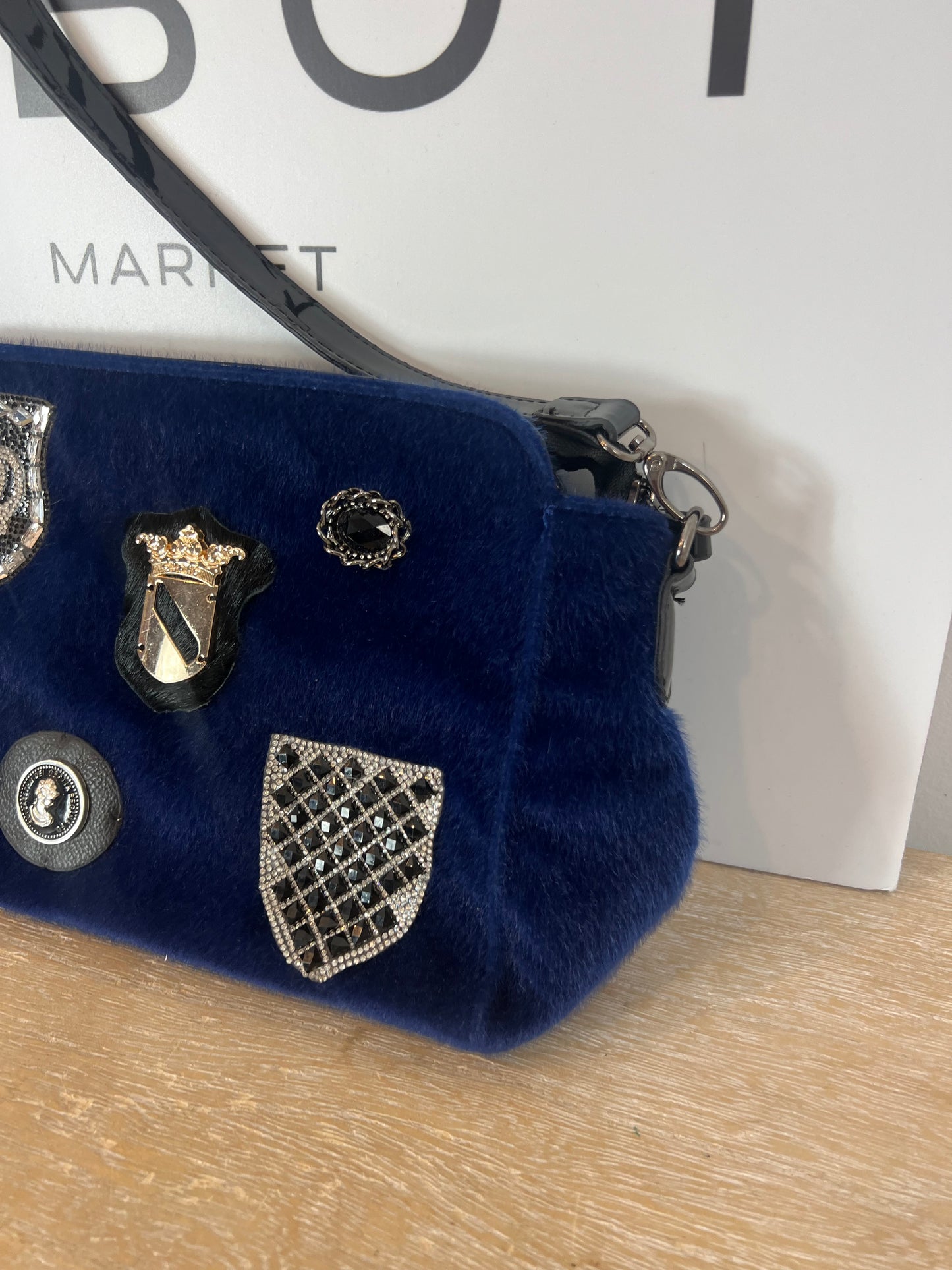 LOLA CASADEMUNT. Bolso azul terciopelo abalorios