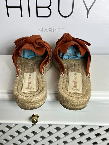 STRADIVARIUS . Sandalia esparto plana color caldera. T 38