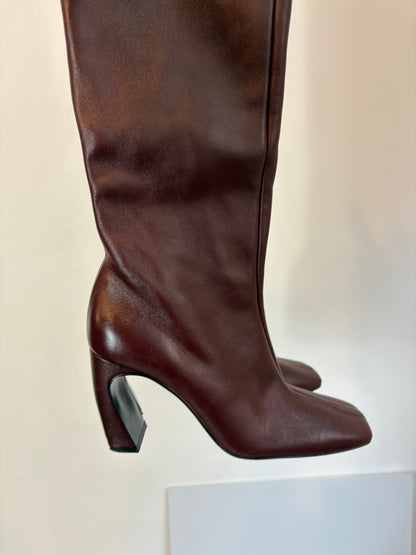 ZARA. Botas altas burdeos