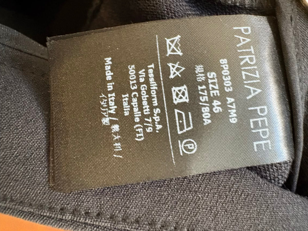 PATRIZIA PEPE. Traje de chaqueta negro botones dorados