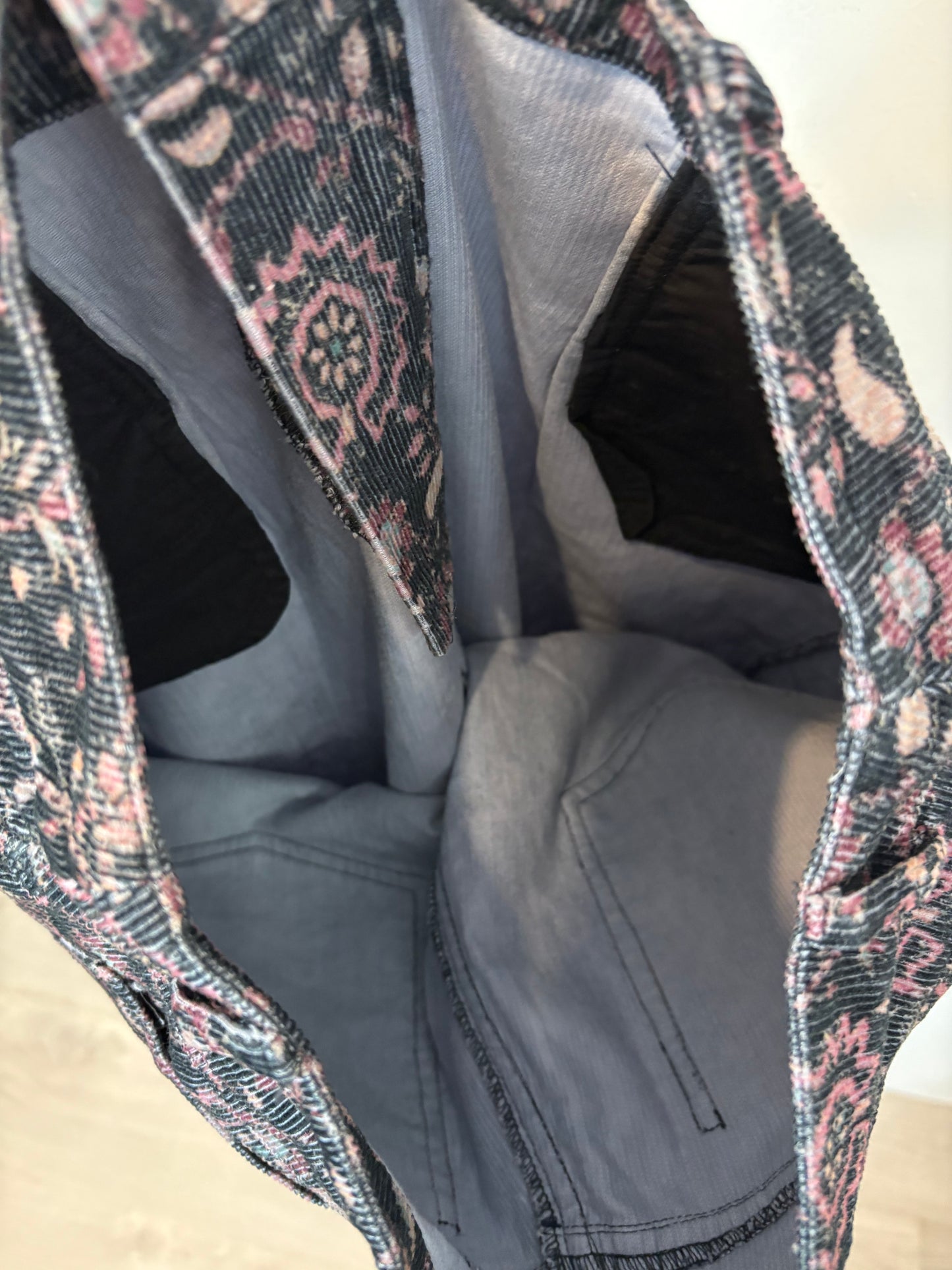 OTRAS. Pantalón azul textura flores