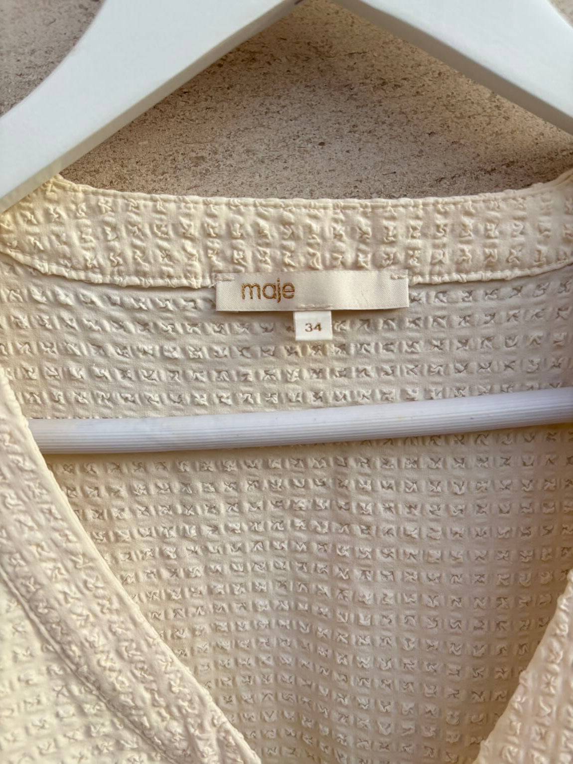 MAJE.vestido corto beige textura
