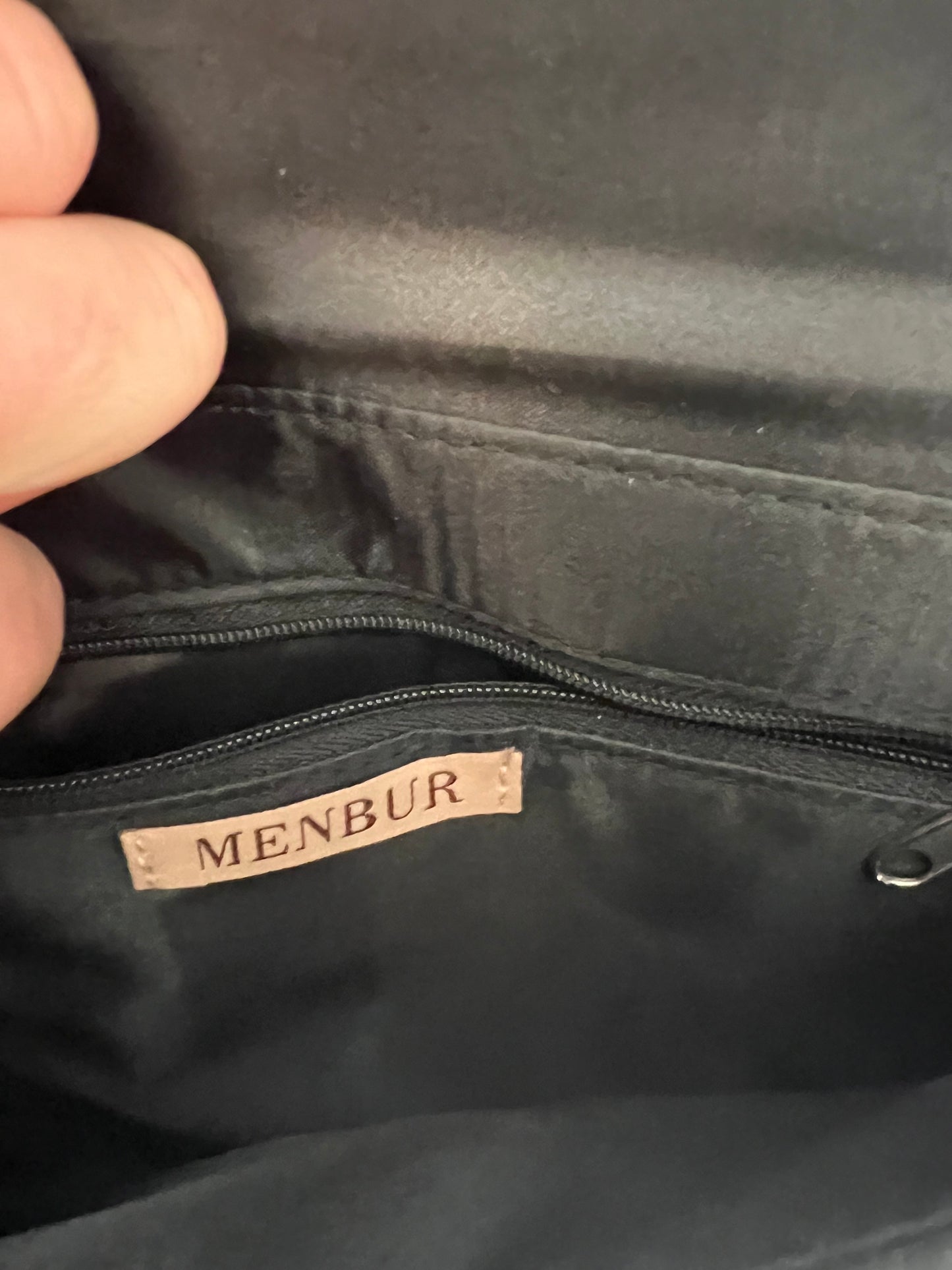 NEMBUR. Bolso de mano negro purpurina