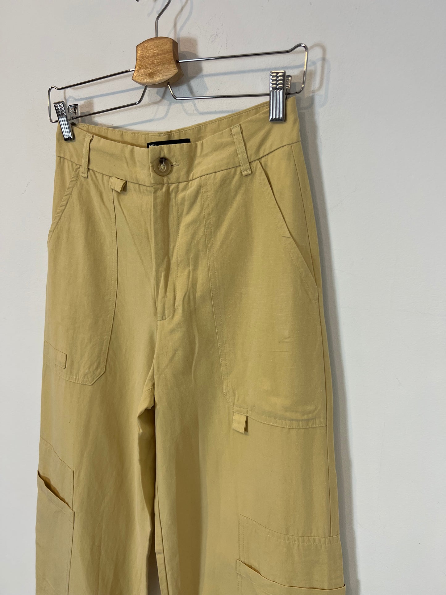 ZARA. Pantalón beige con lino bolillos. T XS