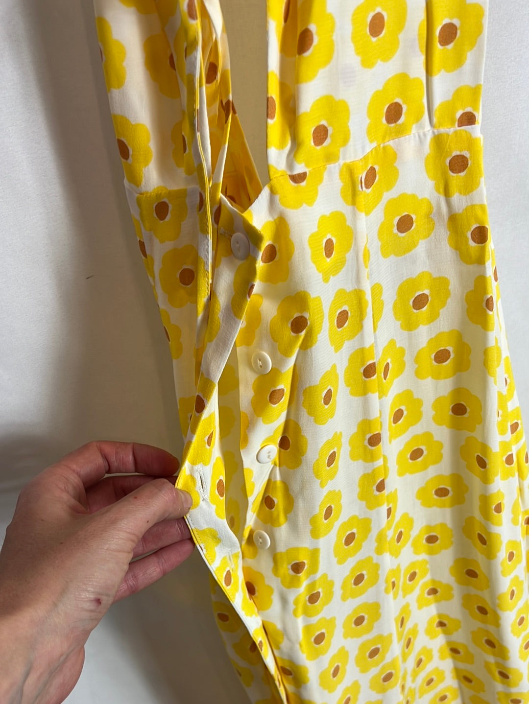 REVE. Floral midi dress with neckline detail. TS