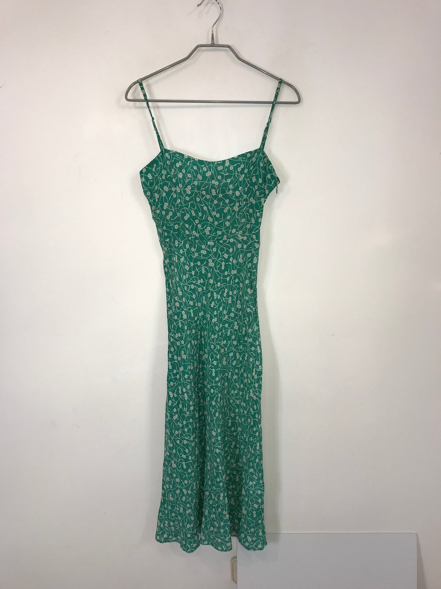 RÉALISATION. Vestido midi seda verde flores