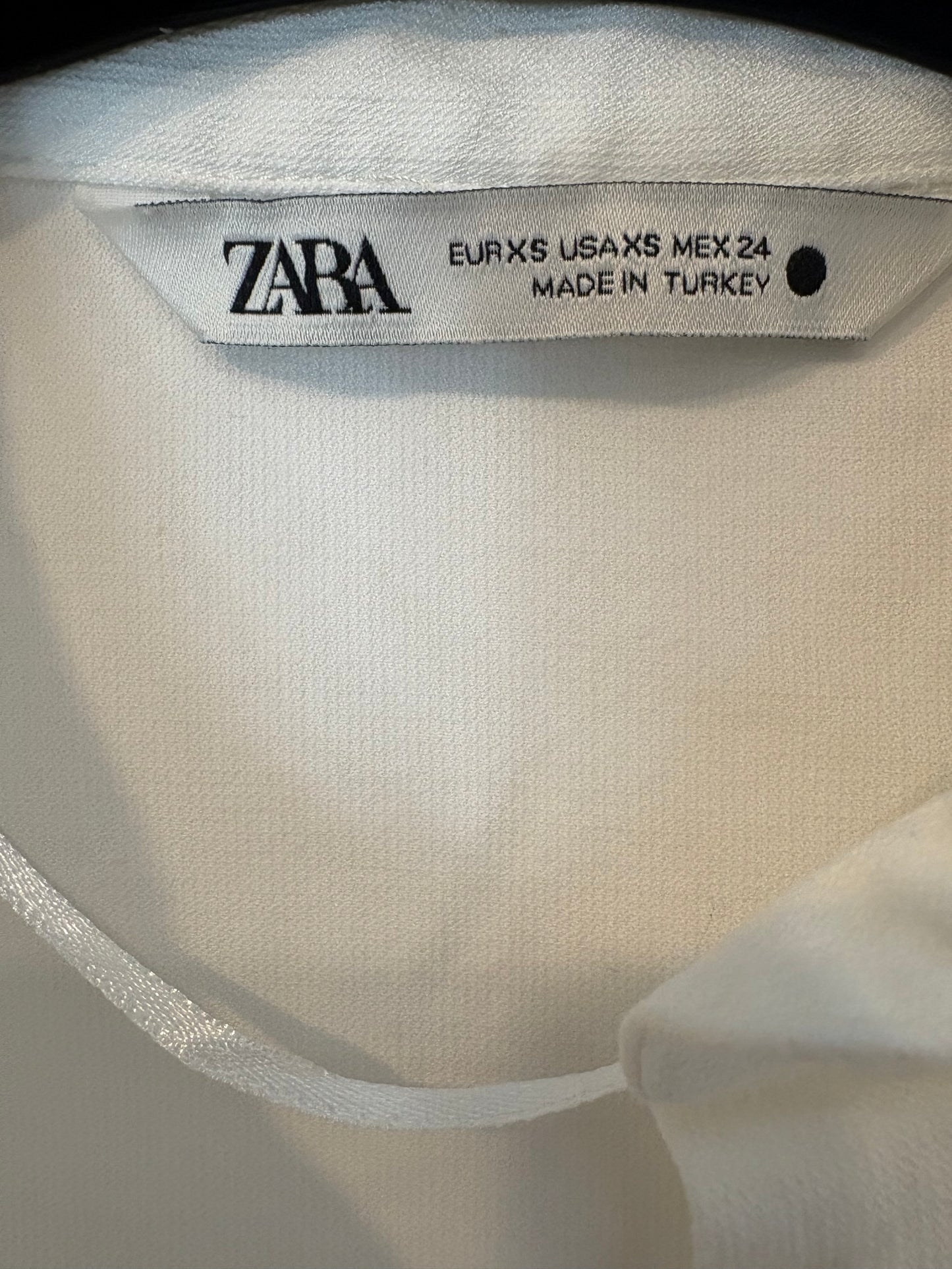 ZARA. Top elástico abotonado