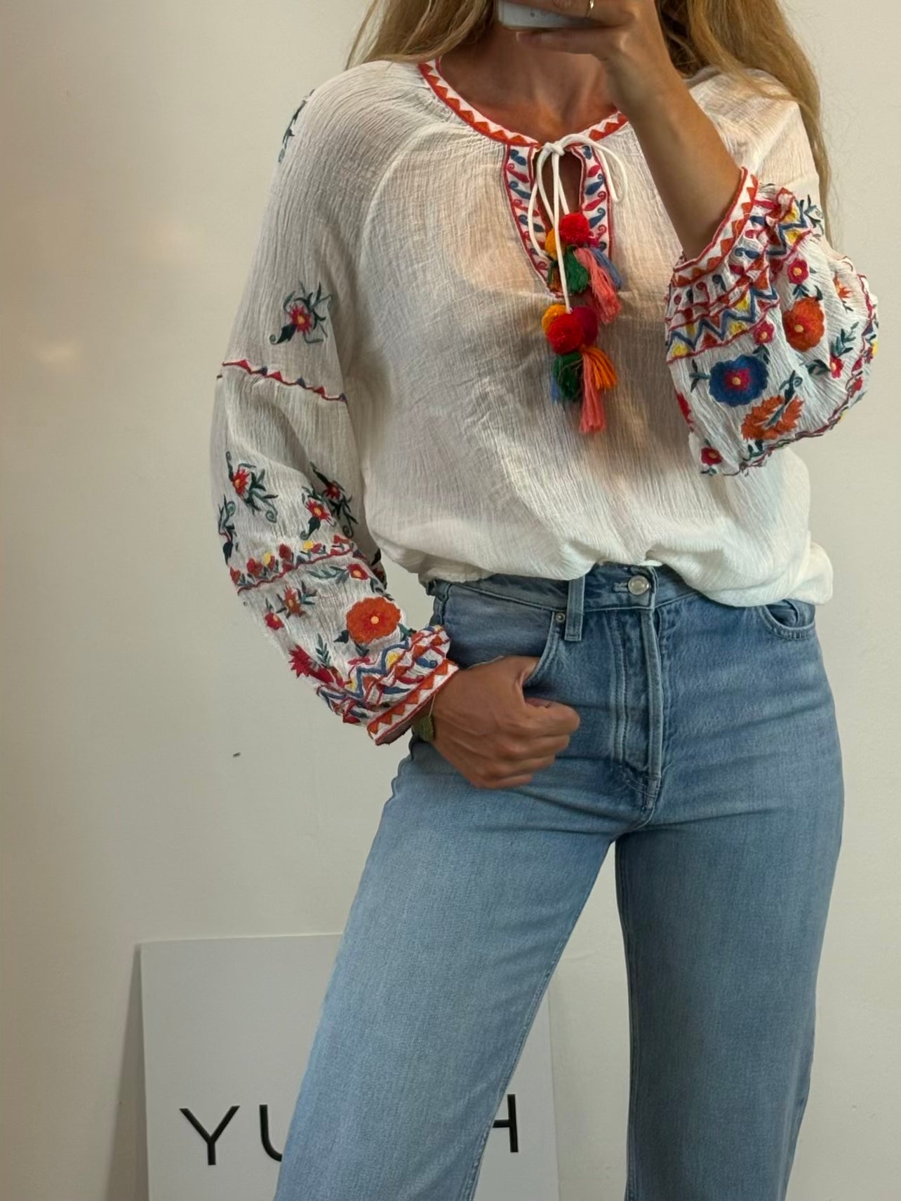ZARA. Blusa blanca bordados colores