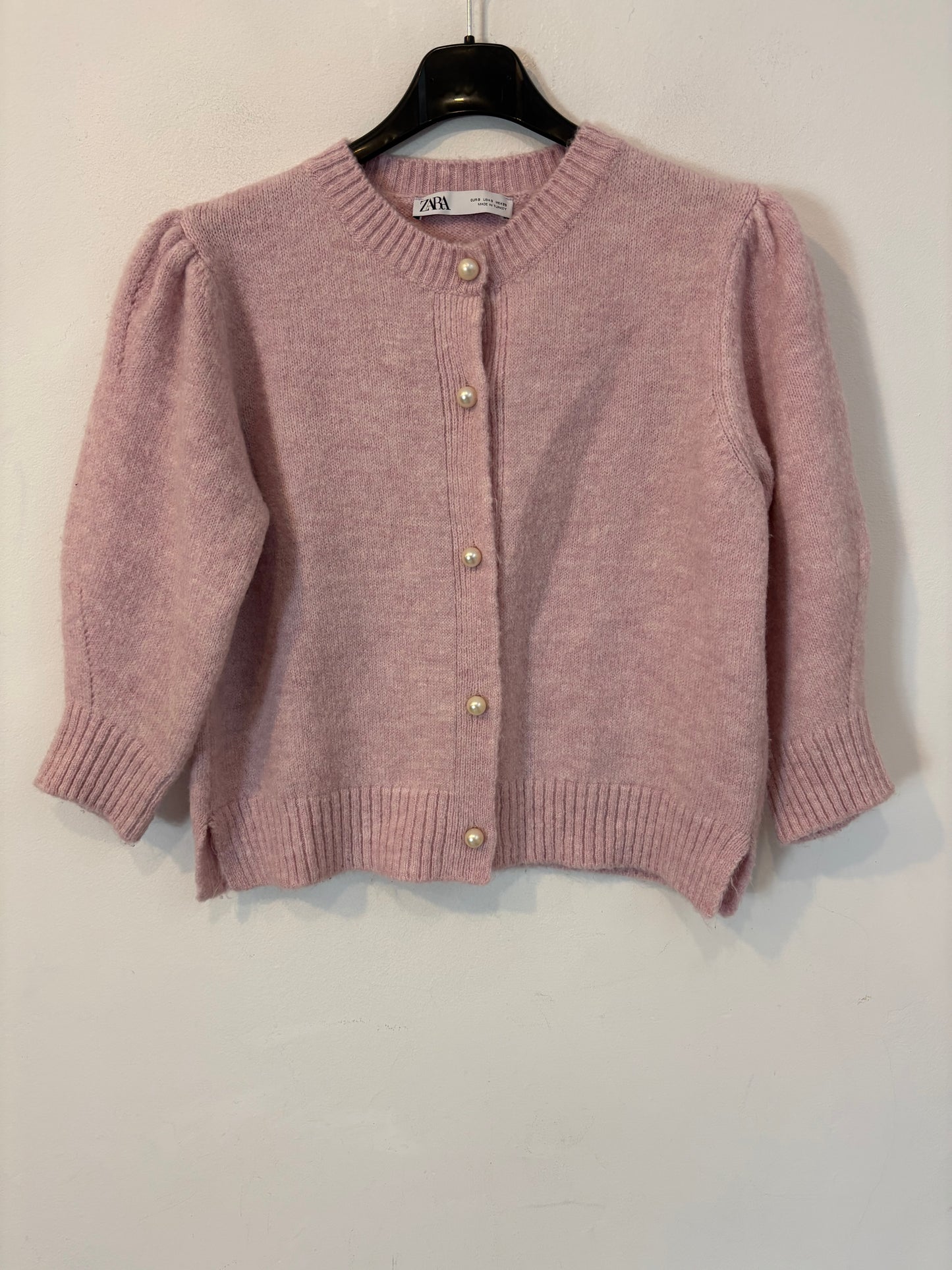 ZARA. Chaqueta punto rosa botones perla