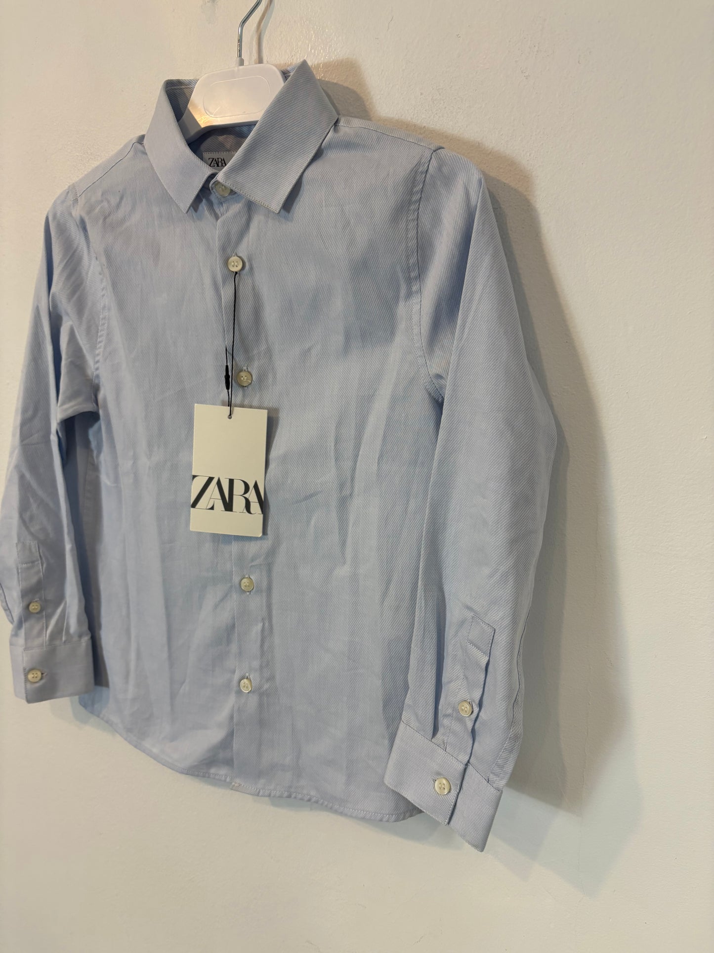 ZARA. Camisa clásica azul claro. T 7 años