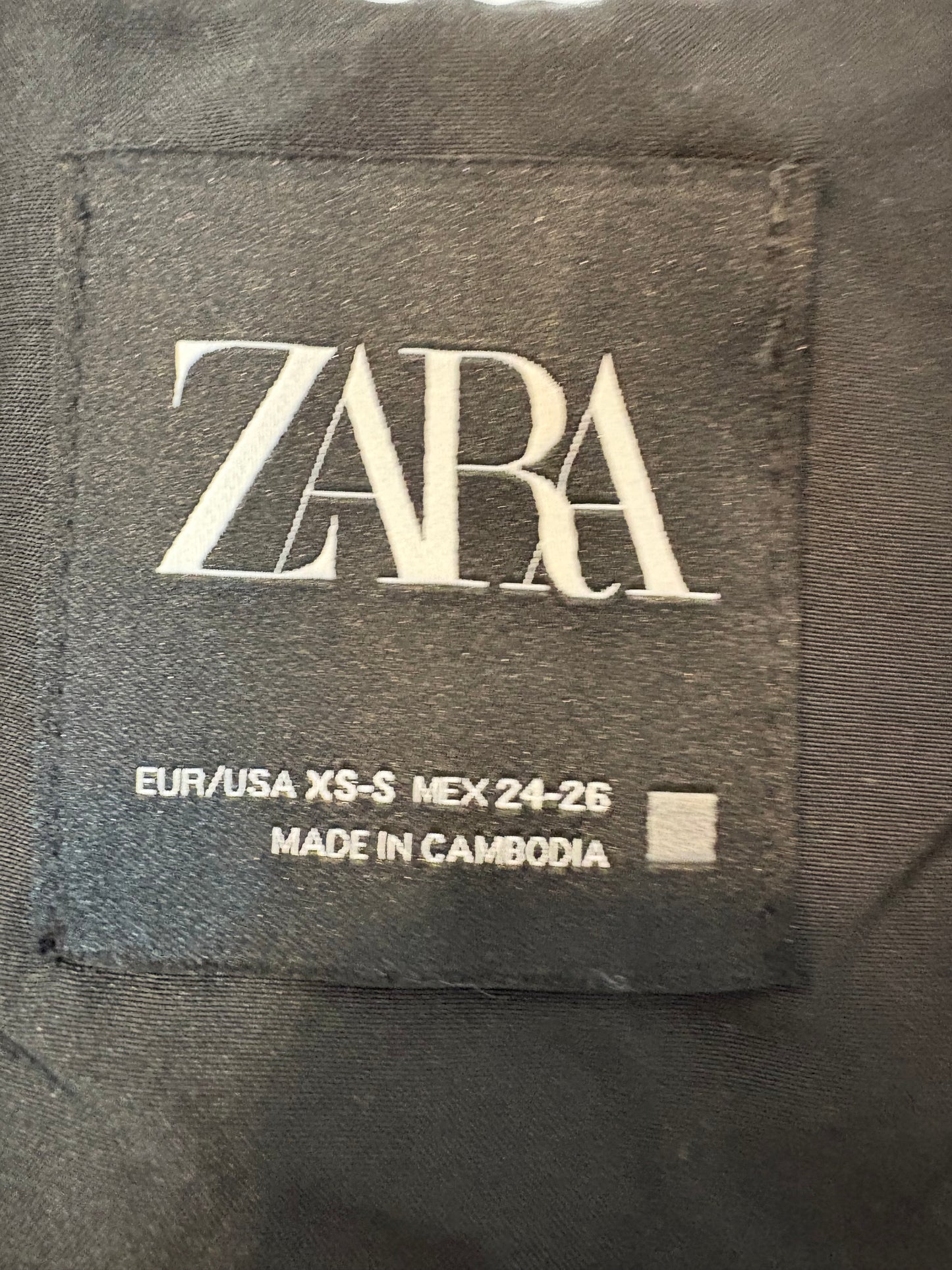 ZARA. Chaleco negro lentejuelas